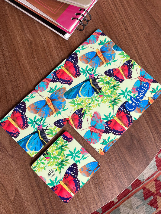 Portavasos con diseño, ilustrado mariposas de Colombia entre ramas tropicales y biodiversidad — regalo colombiano fauna silvestre, souvenir mariposas Colombia, regalo sostenible, recuerdo de viaje original, souvenir mariposas Colombia, regalo mariposas tropicales, portavasos fauna y flora colombiana, portavasos lugares de colombia, portavasos típicos de colombia, recuerdo colombiano portavasos, regalos típicos de colombia portavasos, portavasos artesanales, decoración de mesa comedor estilo colombiano.aile