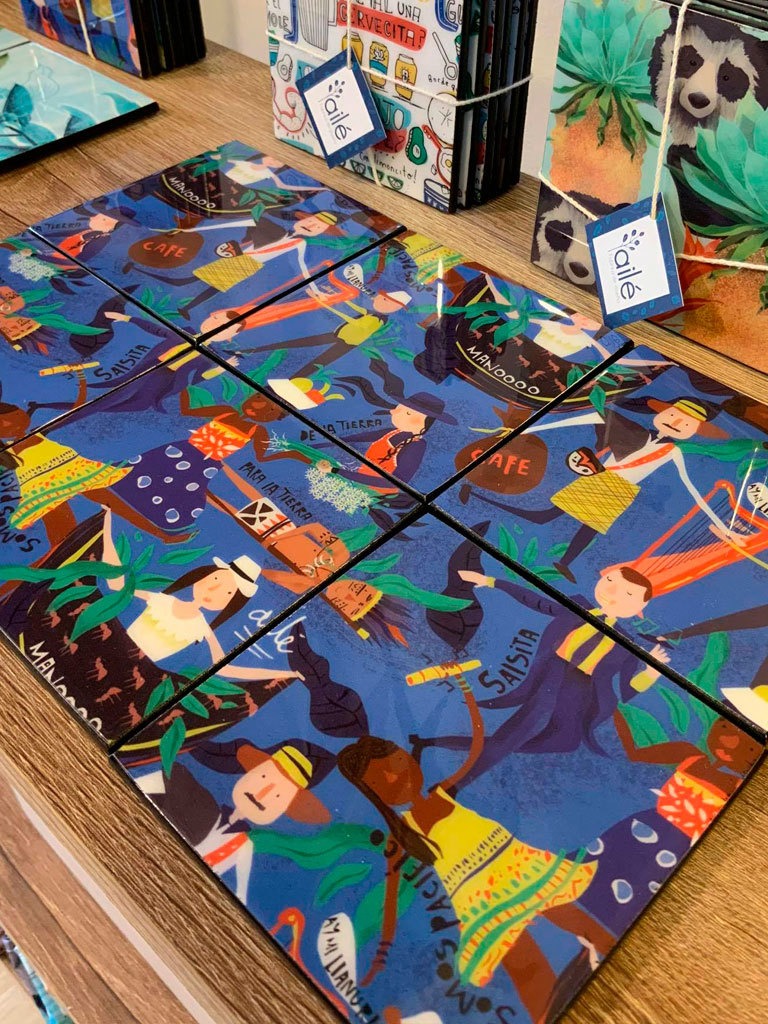 Set de portavasos con ilustración,con ilustración de gente colombiana típica en azul — campesinos, "Mánoooo" café, arpa, cumbia, traje típico, campesina — regalo cultural Colombia, souvenir gente de Colombia, caficultura colombiana, tradiciones colombianas ilustradas,set mesa colombiana, posavasos colombianos, apoyavasos de diseño colombiano,artesanía moderna colombiana, diseño de portavasos inspirados en la gastronomía colombiana, decorar tu mesa, regalos ejecutivos portavasos colombianos.aile