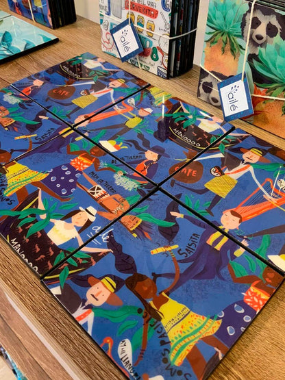 Set de portavasos con ilustración,con ilustración de gente colombiana típica en azul — campesinos, "Mánoooo" café, arpa, cumbia, traje típico, campesina — regalo cultural Colombia, souvenir gente de Colombia, caficultura colombiana, tradiciones colombianas ilustradas,set mesa colombiana, posavasos colombianos, apoyavasos de diseño colombiano,artesanía moderna colombiana, diseño de portavasos inspirados en la gastronomía colombiana, decorar tu mesa, regalos ejecutivos portavasos colombianos.aile