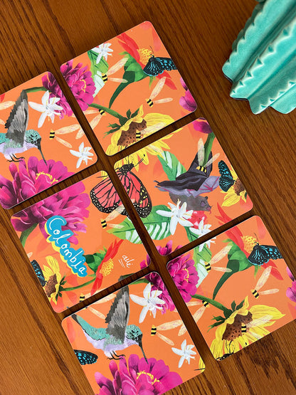 Set de portavasos con ilustración ilustrado con polinizadores colombianos — colibríes, mariposas, abejas entre flores tropicales, murciélago, girasoles de Colombia ilustrados, diseño de portavasos inspirados en la gastronomía colombiana, decorar tu mesa, regalos ejecutivos portavasos colombianos, hecho en colombia, regalo cultura colombiana, regalo típico colombiano, souvenir colombiano. Ailé