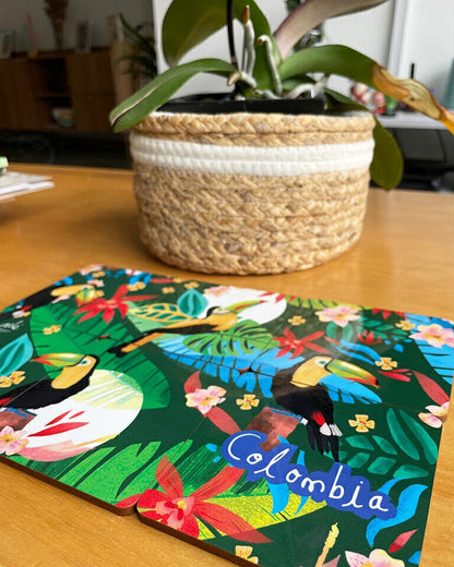 Set de 6 portavasos, ilustrado con tucanes colombianos en selva tropical, flores tropicales y biodiversidad  — regalo colombiano fauna silvestre, tucán colombiano, fauna tropical Colombia, aves de Colombia ilustradas, portavasos ilustrados colombia, portavasos diseño colombiano, portavasos colombianos, decoración hogar, set de portavasos colombianos, portavasos de resina.aile