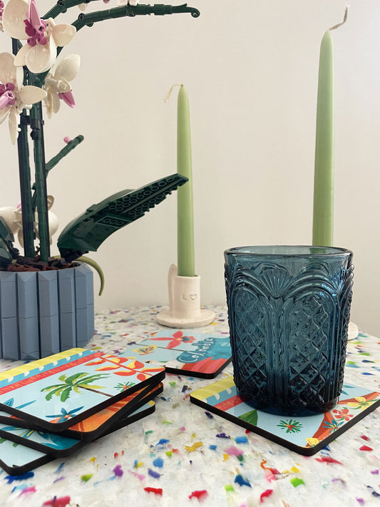Set de portavasos con ilustración colombiana, portavasos lugares de colombia, portavasos típicos de colombia, recuerdo colombiano portavasos, regalos típicos de colombia portavasos, portavasos artesanales, decoración de mesa comedor estilo colombiano, set mesa colombiana, portavasos Tierrita Linda Colombia, set portavasos paisaje cafetero, portavasos casa cafetera ilustrado. Ailé