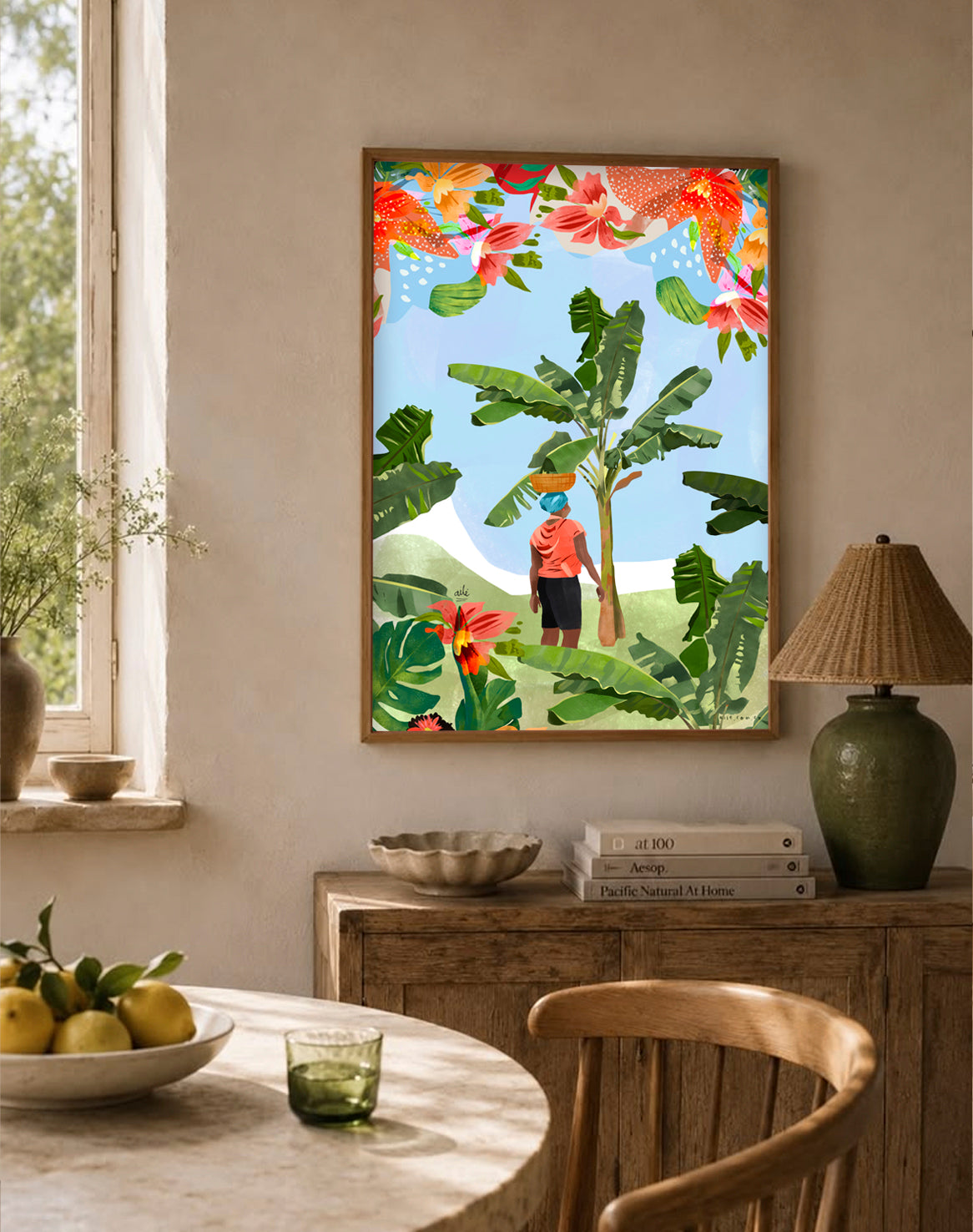 Una escena de campo colombiano, entre hojas de plátano y flores tropicales en flor. Una persona camina con un sombrero y una canasta sobre la cabeza, rodeada de verde intenso y color, capturando ese ritmo pausado de la vida rural que tanto contrasta —y tanto enamora— frente al bullicio de las ciudades, este póster es un homenaje a la Colombia campesina: la que cultiva, la que camina despacio, la que sostiene con sus manos buena parte de lo que llega a nuestras mesas, póster paisaje tropical colombiano. Ailé