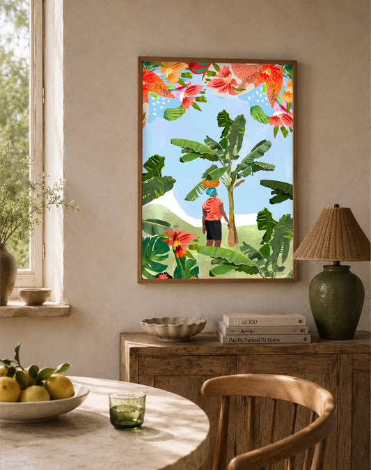 Una escena de campo colombiano, entre hojas de plátano y flores tropicales en flor. Una persona camina con un sombrero y una canasta sobre la cabeza, rodeada de verde intenso y color, capturando ese ritmo pausado de la vida rural que tanto contrasta —y tanto enamora— frente al bullicio de las ciudades, este póster es un homenaje a la Colombia campesina: la que cultiva, la que camina despacio, la que sostiene con sus manos buena parte de lo que llega a nuestras mesas, póster paisaje tropical colombiano. Ailé