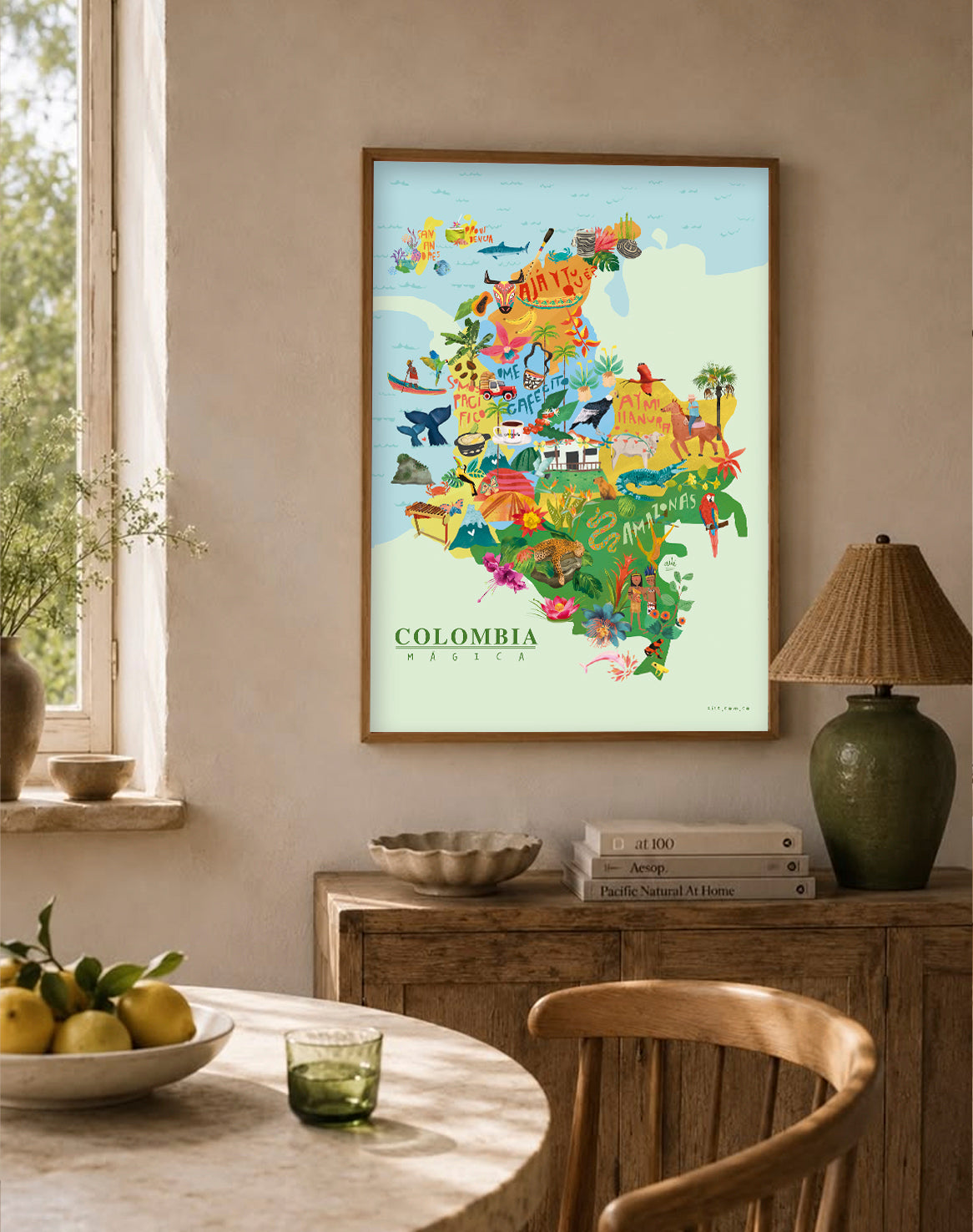 Un mapa de Colombia como nunca lo habías visto: cada región contada a través de sus íconos más queridos —fauna, paisajes, cultivos, tradiciones— en una sola ilustración llena de color y detalle. Desde el Caribe hasta la Amazonía, este póster es un recorrido visual por la diversidad que hace única a Colombia, póster mapa de Colombia
mapa ilustrado Colombia decorativo
lámina mapa Colombia regiones, mapa Colombia colorido ilustrado póster regiones colombianas íconos lámina fauna y flora Colombia mapa. Ailé