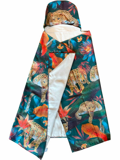 salidas de baño infantiles impermeables ilustrado con jaguares y flores tropicales de Colombia, recuerdo de viaje selva colombiana, tigre, tigre mariposa, souvenir Colombia niños toalla playa, regalo educativo niños fauna Colombia, Colombian kids beach towel illustrated, toalla infantil regalo original Colombia. Ailé