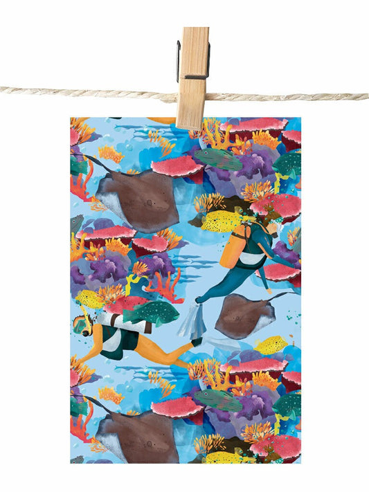 Detalle de ilustración buzos explorando arrecife de coral con rayas/mantarrayas, corales y peces tropicales, fauna marina del Pacífico colombiano, postal buceo Colombia, fauna Pacífico colombiano arte, vida marina Pacífico arte, postal para enviar Colombia, sustainable paper postcard Colombia, tarjeta postal recuerdo Colombia, postal coleccionable colombiana, Colombian souvenir postcard, tarjetas postales colombianas online, postal souvenir Colombia fauna, postales souvenir hechas en Colombia. Ailé