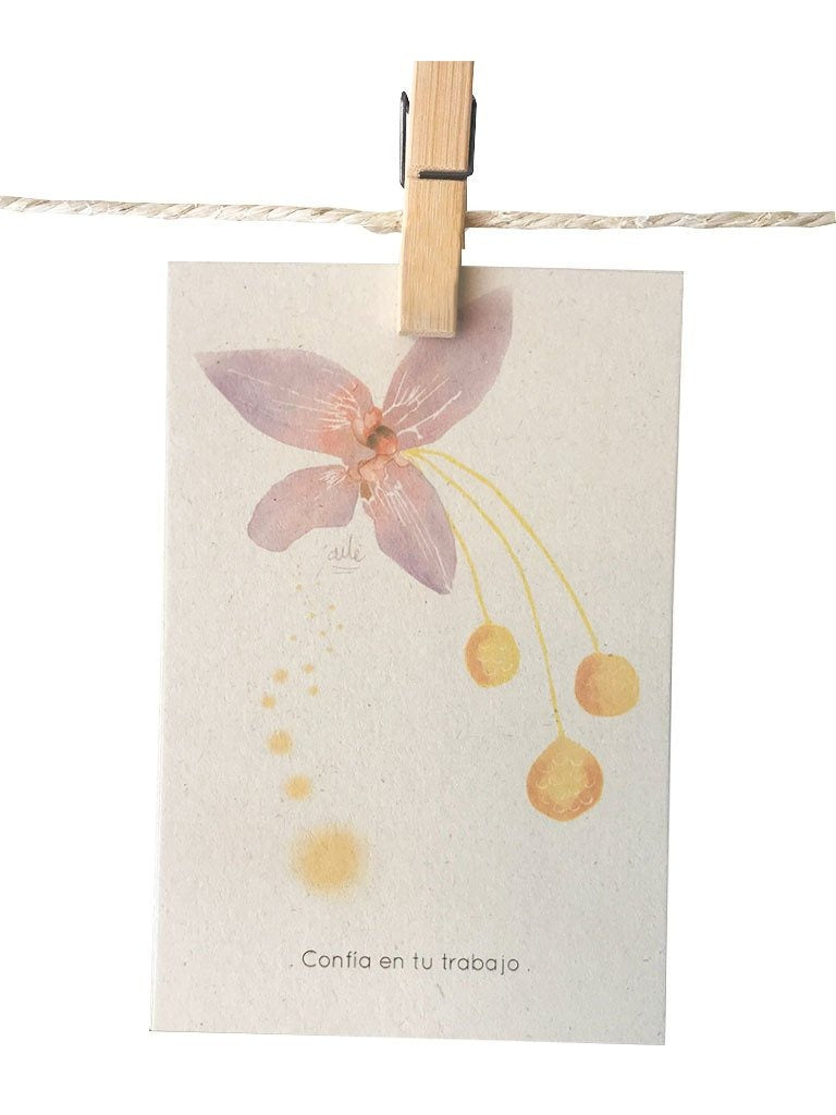 Postal Confía en tu Trabajo Ailé, ilustración floral acuarela con mensaje inspirador en papel ecológico, tarjeta motivacional ilustrada, tarjeta postal frase inspiradora, tarjeta frase confía en ti, regalo postal inspiradora mujer, tarjeta postal apoyo emocional, postal para enviar Colombia, sustainable paper postcard Colombia, tarjeta postal recuerdo Colombia, postal coleccionable colombiana, Colombian souvenir postcard, tarjetas postales colombianas online, postales souvenir hechas en Colombia. Ailé