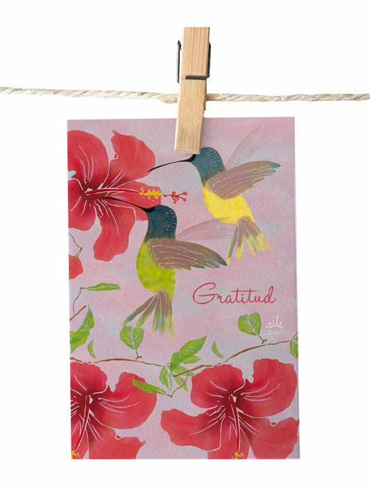 Detalle con ilustración de colibríes de Colombia, souvenir de fauna y flora tropical, aves de Colombia, fauna aviar colombiana, souvenir colibrí Colombia, regalo colibríes colombianos,Colombian hummingbird souvenir, postal para enviar Colombia, sustainable paper postcard Colombia, tarjeta postal recuerdo Colombia, postal coleccionable colombiana, Colombian souvenir postcard, tarjetas postales colombianas online, postal souvenir Colombia fauna, postales souvenir hechas en Colombia. Ailé