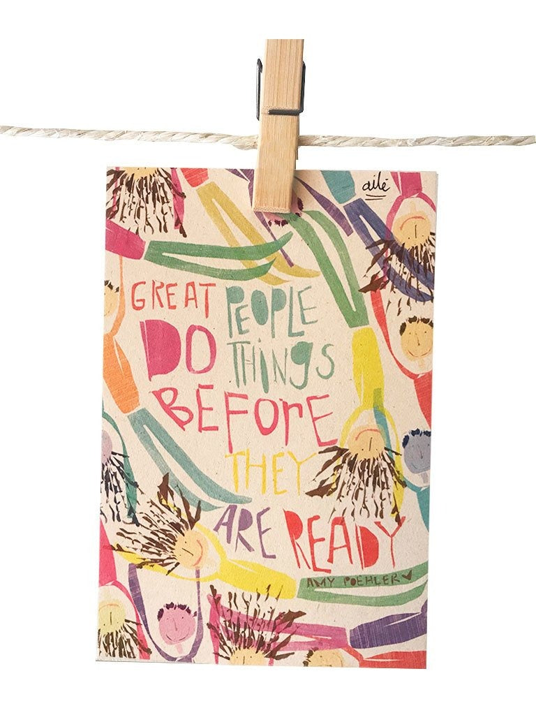 Detalle de ilustración con mensaje "Las grandes personas hacen cosas antes de estar listas" frase motivacional en inglés, postal cita inspiradora ilustrada, tarjeta frase positiva regalo, regalo postal frase en inglés, tarjeta postal apoyo y motivación, postal mensaje emprendimiento inglés, postal para enviar Colombia, sustainable paper postcard Colombia, tarjeta postal recuerdo Colombia, postal coleccionable colombiana, Colombian souvenir postcard, tarjetas postales colombianas online. Ailé