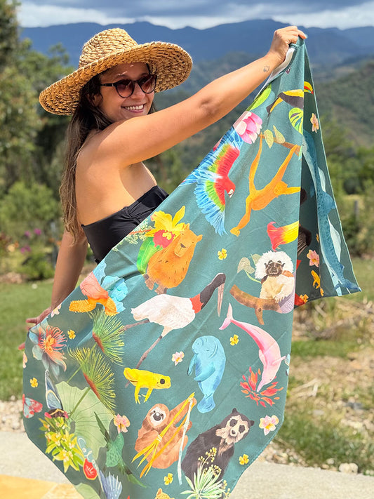 Toalla colombiana ilustrado con fauna endémica de Colombia – animales de Colombia, biodiversidad, naturaleza, toallas de secado rápido hechas de botellas de plástico, regalo toalla colombiana original, regalo verano toalla Colombia, Colombian illustrated beach towel , toalla regalo Semana Santa Colombia, regalo colombiano toalla ilustrada. Ailé