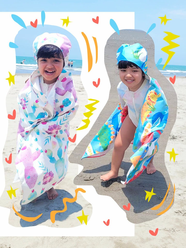 Niños usando poncho de playa infantil ecológico, kids towel Colombian wildlife illustrated, toalla infantil con ilustración colombiana, regalo infantil colombiano original, souvenir niños Colombia toalla, toalla infantil artística Colombia, toalla para niños con diseño colombiano, Colombia kids towel souvenir gift, regalos colombianos para niños, souvenirs Colombia para niños. Ailé