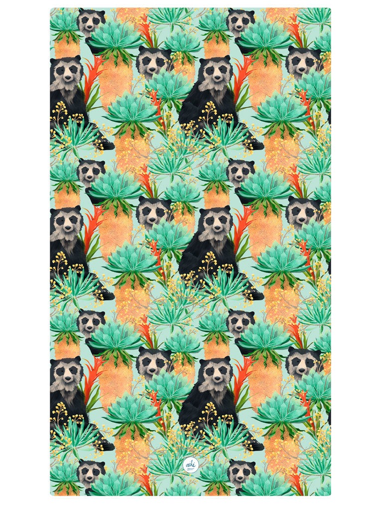 Toalla de secado rápido ilustrado con oso de anteojos y frailejones colombianos, flor del frailejón diseño original Ailé souvenir de fauna andina, oso de anteojos, especie endémica de los Andes de Colombia, oso de anteojos Colombia, oso andino colombiano, páramo colombiano ilustrado, frailejones Colombia, detalle original toalla Colombia, regalo, sostenible toalla colombiana, toalla regalo Día de la Madre Colombia, regalo playa colombiano original, toalla playera impermeable ligera, toallas deportivas. Ailé