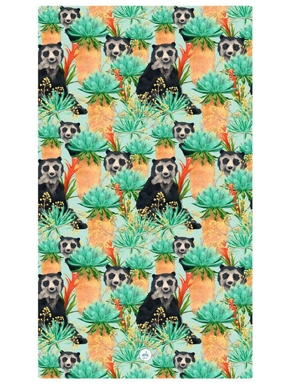 Toalla de secado rápido ilustrado con oso de anteojos y frailejones colombianos, flor del frailejón diseño original Ailé souvenir de fauna andina, oso de anteojos, especie endémica de los Andes de Colombia, oso de anteojos Colombia, oso andino colombiano, páramo colombiano ilustrado, frailejones Colombia, detalle original toalla Colombia, regalo, sostenible toalla colombiana, toalla regalo Día de la Madre Colombia, regalo playa colombiano original, toalla playera impermeable ligera, toallas deportivas. Ailé