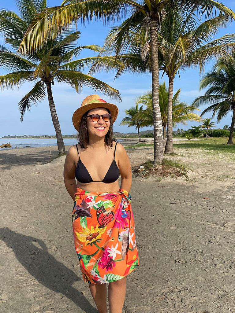 Toalla de secado rápido ilustrado con polinizadores colombianos, regalo corporativo toalla colombiana, detalle empresarial toalla Colombia ecológica, regalo toalla playa Colombia, Colombia travel towel gift illustrated, toalla playera de secado rápido Colombia. Ailé