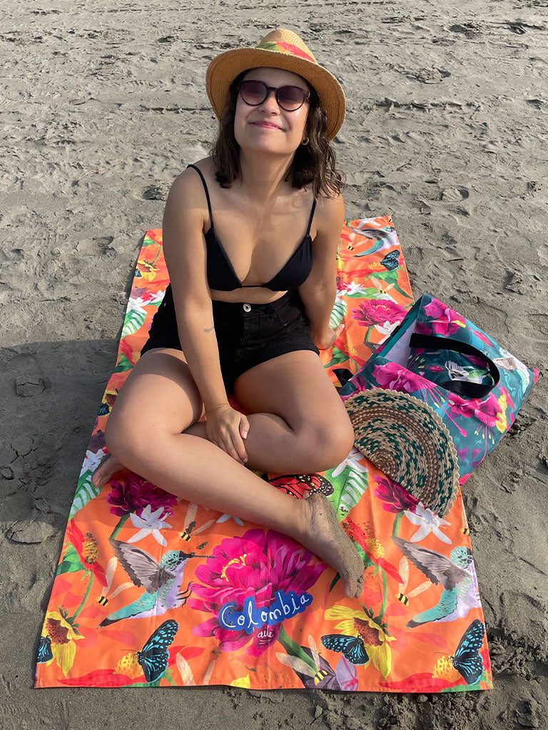 Toalla de playa colibríes, mariposas, abejas entre flores tropicales, murciélago, girasoles de Colombia ilustrados, regalo colombiano toalla ilustrada, souvenir playa Colombia Carnaval, regalo navidad toalla Colombia ilustrada, toalla regalo vacaciones Colombia, toalla playa Colombia fauna flora ilustrada. Ailé