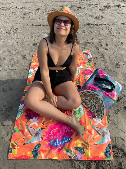 Toalla de playa colibríes, mariposas, abejas entre flores tropicales, murciélago, girasoles de Colombia ilustrados, regalo colombiano toalla ilustrada, souvenir playa Colombia Carnaval, regalo navidad toalla Colombia ilustrada, toalla regalo vacaciones Colombia, toalla playa Colombia fauna flora ilustrada. Ailé