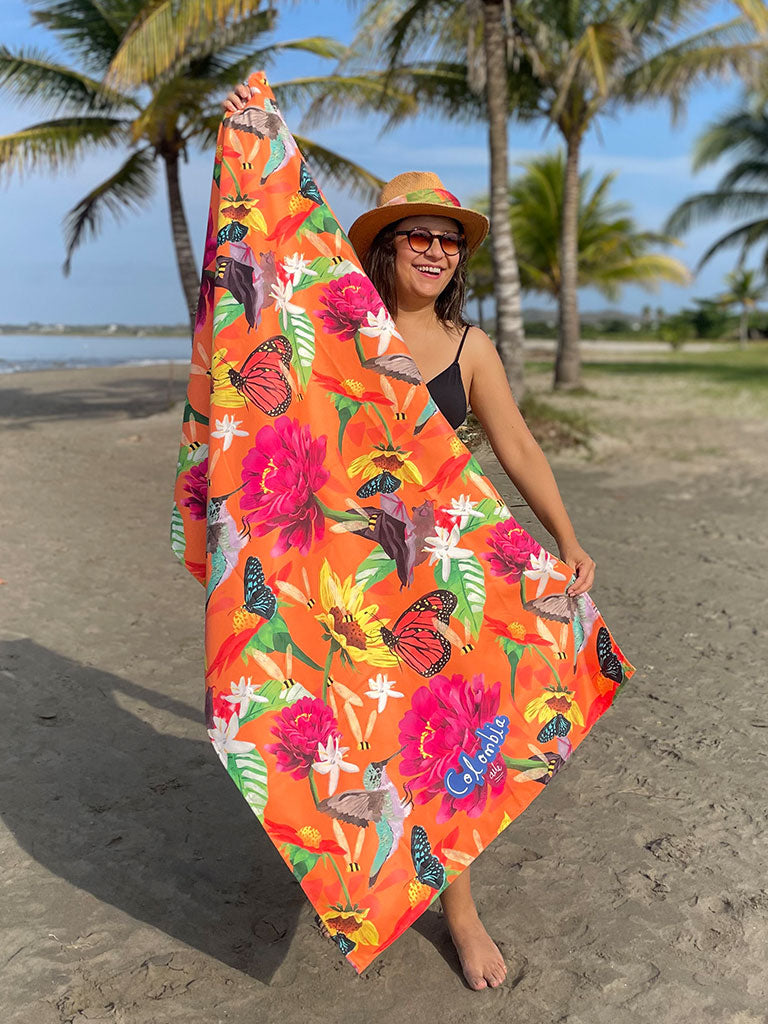 Toalla colombiana ilustrado fondo naranja vibrante con polinizadores colombianos, detalle original toalla Colombia, regalo, sostenible toalla colombiana, toalla regalo Día de la Madre Colombia, regalo playa colombiano original, toalla playera impermeable ligera, toallas deportivas de microfibra reciclada, toalla souvenir Colombia. Ailé