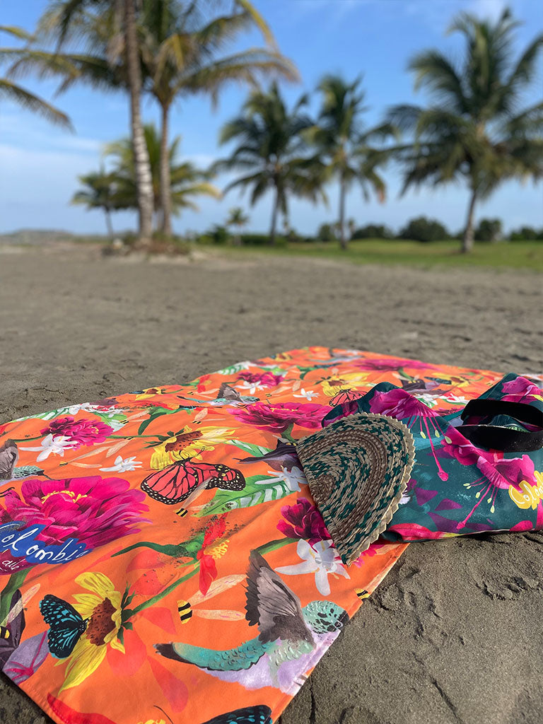 Toalla de cuerpo mariposa monarca, colibrí, abejas, murciélago, flores grandes fucsia y girasoles amarillos, comprar toalla colombiana ilustrada diseño original, toalla regalo graduación Colombia original, regalo mujer colombiana,Colombian design beach towel, souvenir toalla Colombia regalo. Ailé