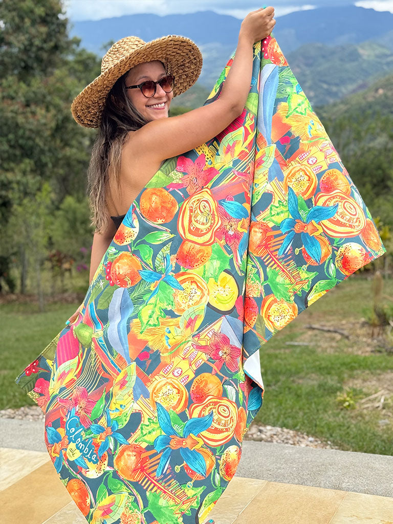 Toalla de secado rápido regalo colombiano sabor y cultura, vallenato colombiano, acordeón Colombia ilustrado, cultura caribe colombiana, regalo corporativo toalla colombiana, detalle empresarial toalla Colombia ecológica, regalo toalla playa Colombia, Colombia travel towel gift illustrated, toalla playera de secado rápido Colombia. Ailé