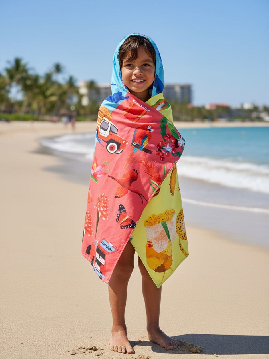 Niña/Niño con toalla infantil diseño con fauna colombiana — jaguar, mariposas, gallina, azulejo, guacamaya roja, corocora — diseño colombiano Ailé, colores de Colombia, colors of Colombia souvenir, salidas de baño infantiles impermeables colombiano, regalo vacaciones niños Colombia toalla, toalla infantil regalo Colombia verano, toalla regalo original niños Colombia, toalla de piscina para niños colombia. Ailé
