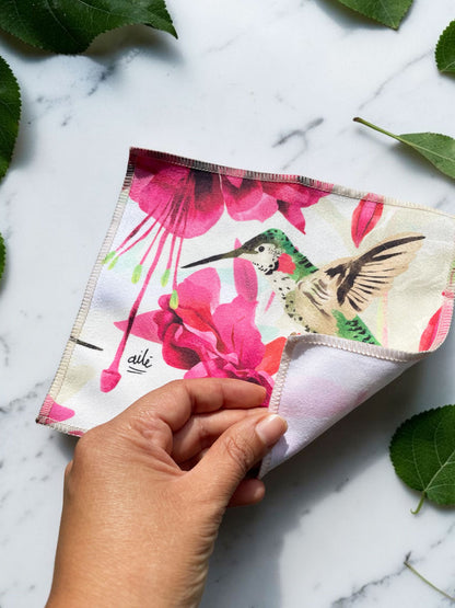 Paño de microfibra para gafas con ilustración botánica de colibríes de Colombia y flores — regalo original para amantes de la naturaleza, regalo empresarial colombiano pequeño, paño microfibra fauna colombiana, detalle corporativo Colombia original, regalo cumpleaños colombiano pequeño, souvenir Colombia turista accesorio, regalo económico colombiano original, regalo para viajeros paño Colombia, paño de microfibra facial, souvenir toallita Colombia, regalo limpiagafas colombiano original. Ailé