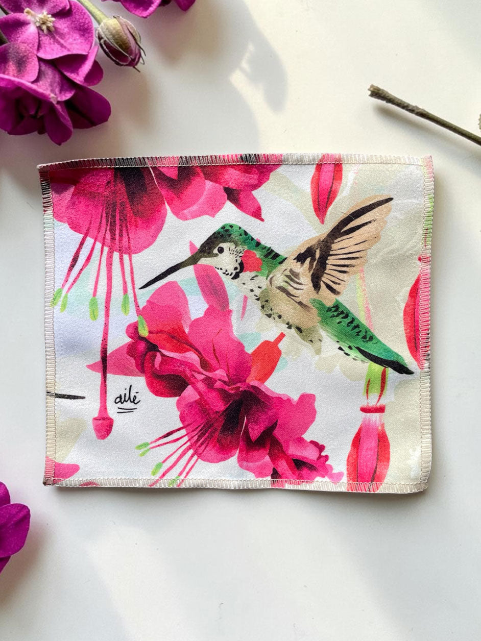 Limpiador de pantallas microfibra con diseño de colibríes colombianos y flores tropicales, gracias, orquídea, flores -  regalo colibrí colombiano, regalo pequeño colombiano original, regalo ecológico paño Colombia, detalle Amor y Amistad Colombi, toallita tres usos Colombia, limpiapantallas colombiano ilustrado, souvenir Colombia regalo económico, limpiagafas con diseño colombiano, paño microfibra ilustrado Colombia, accesorios ecologicos para el cuidado de lentes. Ailé