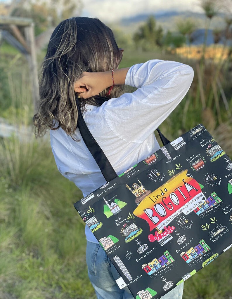 Bolso playa, con ilustración urbana colombiana, — souvenir colombiano, regalo bogotano, rolo e ilustrado, recuerdo de viaje original, regalo práctico, lugares icónicos de Bogotá, lugares representativos de Bogotá, diseño, souvenir Colombiano, recuerdo de Bogotá, Colombian wildlife tote bag, tote bag souvenir Colombia tela reciclada impermeable, tote bag viaje Colombia souvenir, tote bag tela reciclada Colombia, Colombian illustrated tote bag, bolso de tela colombiano original, tote bag ecológica.Aile