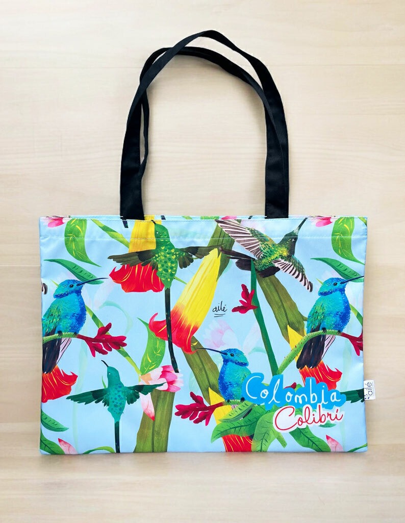  Tote bag regalo,  con ilustración de colibríes de Colombia, souvenir de fauna y flora tropical, aves de Colombia, fauna aviar colombiana, souvenir colibrí Colombia, regalo colibríes colombianos,Colombian hummingbird souvenir, hummingbird Colombia gif,  tote bag impermeable Colombia, regalo corporativo tote bag colombiana, bolso diario con diseño colombiano, tote bag trabajo Colombia ilustrada, tote bag ecológica Colombia, tote bag impermeable ilustrada Colombia Ailé, detalle empresarial bolso Colombia.Aile