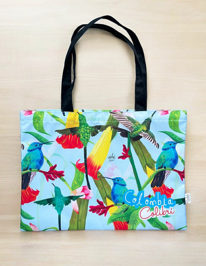 Tote bag regalo,  con ilustración de colibríes de Colombia, souvenir de fauna y flora tropical, aves de Colombia, fauna aviar colombiana, souvenir colibrí Colombia, regalo colibríes colombianos,Colombian hummingbird souvenir, hummingbird Colombia gif,  tote bag impermeable Colombia, regalo corporativo tote bag colombiana, bolso diario con diseño colombiano, tote bag trabajo Colombia ilustrada, tote bag ecológica Colombia, tote bag impermeable ilustrada Colombia Ailé, detalle empresarial bolso Colombia.Aile