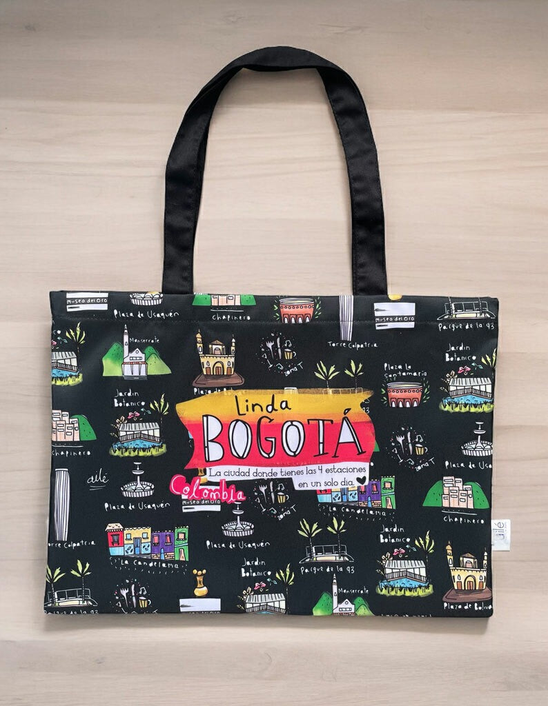 Tote bag impermeable, con el centro histórico, barrios de Bogotá, historia y escena bogotana — souvenir de Bogotá, hecho en Colombia, regalo para extranjeros, cultura Bogotana, regalo sostenible, souvenir Bogotá lugares turísticos, regalo Linda Bogotá, Monserrate Bogotá souvenir, Museo del Oro Colombia regalo, La Candelaria Bogotá souvenir, íconos arquitectónicos Bogotá, souvenir y regalo turístico de la capital colombiana, bolso playa Colombia diseño, tote bag impermeable Colombia, regalo corporativo.Aile