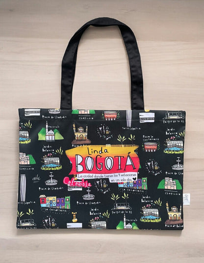 Tote bag impermeable, con el centro histórico, barrios de Bogotá, historia y escena bogotana — souvenir de Bogotá, hecho en Colombia, regalo para extranjeros, cultura Bogotana, regalo sostenible, souvenir Bogotá lugares turísticos, regalo Linda Bogotá, Monserrate Bogotá souvenir, Museo del Oro Colombia regalo, La Candelaria Bogotá souvenir, íconos arquitectónicos Bogotá, souvenir y regalo turístico de la capital colombiana, bolso playa Colombia diseño, tote bag impermeable Colombia, regalo corporativo.Aile