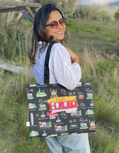  Tote bag regalo, con ilustración urbana colombiana, — souvenir colombiano, regalo bogotano, rolo e ilustrado, recuerdo de viaje original, regalo práctico, lugares icónicos de Bogotá, lugares representativos de Bogotá, diseño, souvenir Colombiano, recuerdo de Bogotá, ote bag colombiana ilustrada, bolso tote tela reciclada con diseño colombiano original, regalo Día de la Madre tote bag Colombia, tote bag regalo navideño colombiano, bolso mercado colombiano ilustrado, Colombia design tote bag gift.Aile