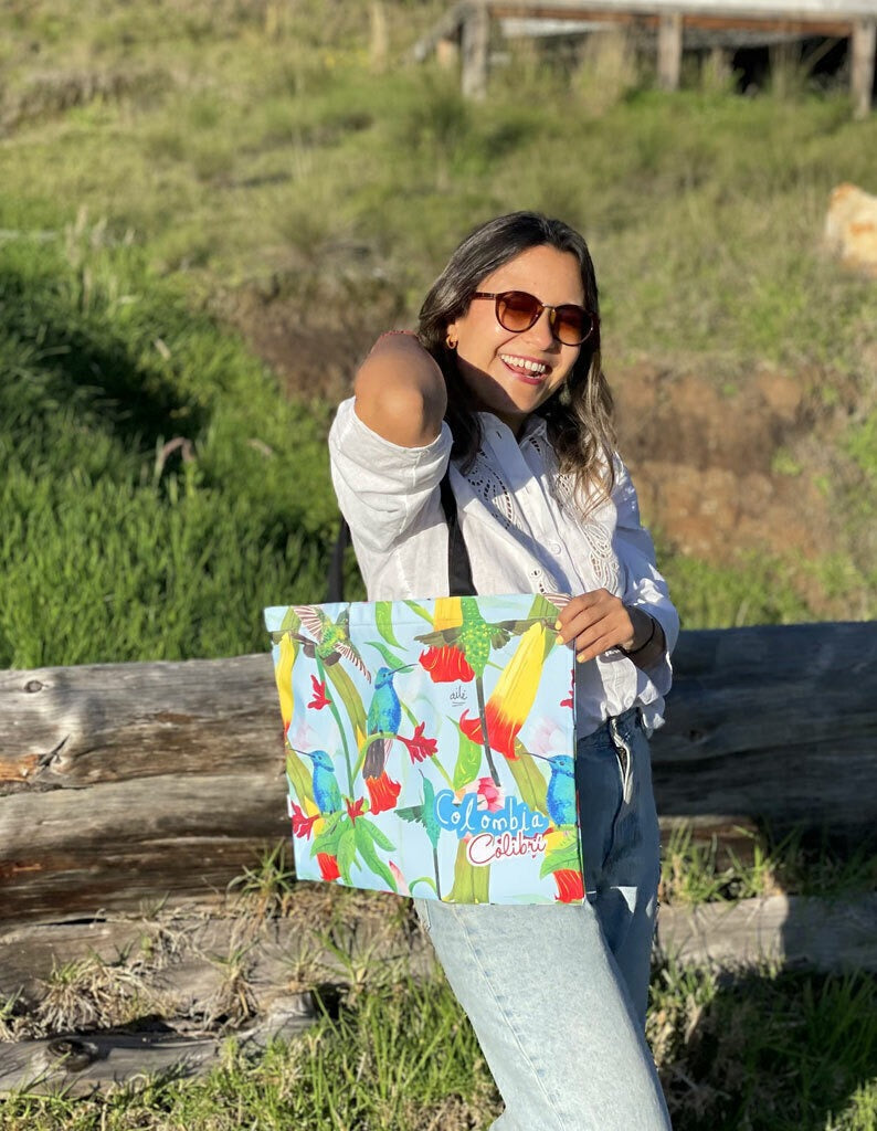 Tote bag impermeable, con ilustración de colibríes de Colombia, souvenir de fauna y flora tropical, aves de Colombia, fauna aviar colombiana, souvenir colibrí Colombia, regalo colibríes colombianos,Colombian hummingbird souvenir, hummingbird Colombia gif,  tote bag trabajo Colombia ilustrada, tote bag ecológica Colombia, tote bag impermeable ilustrada Colombia Ailé, detalle empresarial bolso Colombia ecológico, comprar tote bag colombiana ecológica ilustrada, bolso compras ecológico Colombia.Aile