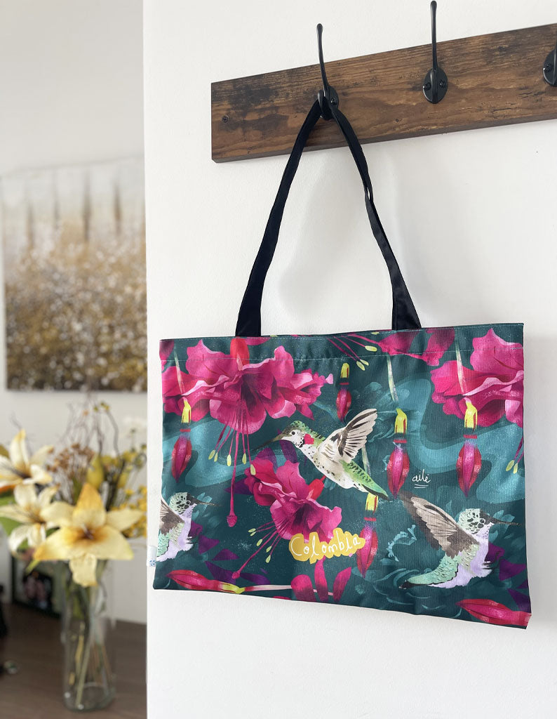 Tote bag impermeable, con ilustración botánica de colibríes de Colombia y flores — regalo original para amantes de la naturaleza, regalo corporativo tote bag colombiana, bolso diario con diseño colombiano, tote bag trabajo Colombia ilustrada, tote bag ecológica Colombia, tote bag impermeable ilustrada Colombia Ailé, detalle empresarial bolso Colombia ecológico.Aile