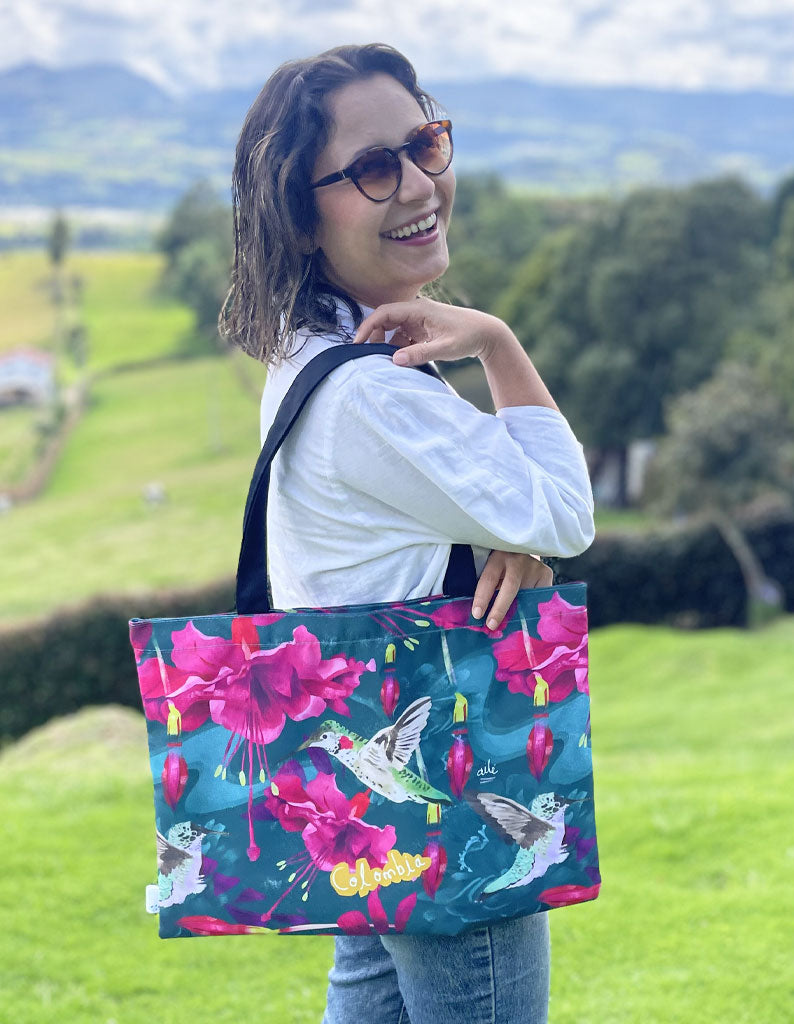 Bolso playa, con diseño de colibríes colombianos y flores tropicales, gracias, orquídea, flores -  regalo colibrí colombiano, tote bag souvenir Colombia tela reciclada impermeable, tote bag viaje Colombia souvenir, tote bag tela reciclada Colombia, Colombian illustrated tote bag, bolso de tela colombiano original, tote bag ecológica con ilustración de fauna colombiana, regalo ecológico bolso Colombia, tote bag regalo colombiana original.Aile