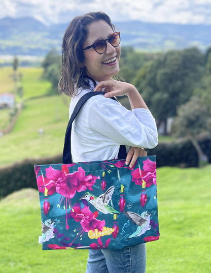 Bolso playa, con diseño de colibríes colombianos y flores tropicales, gracias, orquídea, flores -  regalo colibrí colombiano, tote bag souvenir Colombia tela reciclada impermeable, tote bag viaje Colombia souvenir, tote bag tela reciclada Colombia, Colombian illustrated tote bag, bolso de tela colombiano original, tote bag ecológica con ilustración de fauna colombiana, regalo ecológico bolso Colombia, tote bag regalo colombiana original.Aile