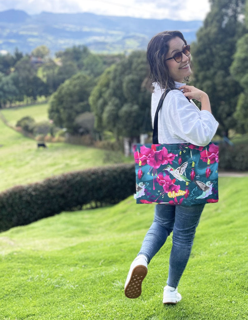 Tote bag souvenir, ilustrado con colibríes colombianos entre flores tropicales fucsia , eco tote bag Colombia illustrated, souvenir Colombia viaje tote bag, bolso artístico Colombia regalo, Colombian wildlife tote bag, tote bag souvenir Colombia tela reciclada impermeable, tote bag viaje Colombia souvenir, tote bag tela reciclada Colombia, Colombian illustrated tote bag, bolso de tela colombiano original, tote bag ecológica con ilustración de fauna colombiana, regalo ecológico bolso Colombia, tote bag.Aile