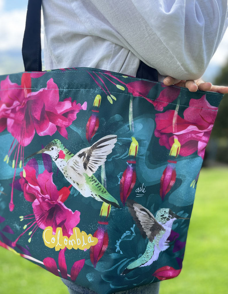  Tote bag regalo, con ilustración botánica de colibríes de Colombia y flores — regalo original para amantes de la naturaleza,  tote bag trabajo Colombia ilustrada, tote bag ecológica Colombia, tote bag impermeable ilustrada Colombia Ailé, detalle empresarial bolso Colombia ecológico, comprar tote bag colombiana ecológica ilustrada, bolso compras ecológico Colombia, eco tote bag Colombia illustrated, souvenir Colombia viaje tote bag, bolso artístico Colombia regalo, Colombian wildlife tote bag.Aile
