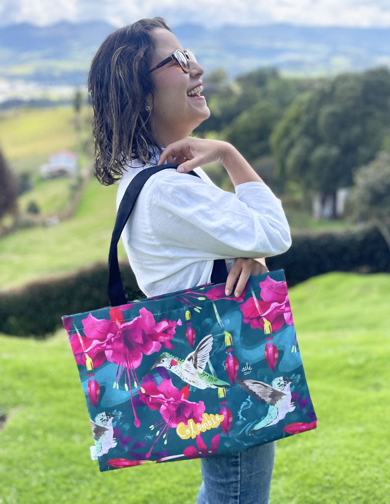  Tote bag regalo, con diseño de colibríes colombianos y flores tropicales, gracias, orquídea, flores -  regalo colibrí colombiano, tote bag colombiana ilustrada, bolso tote tela reciclada con diseño colombiano original, regalo Día de la Madre tote bag Colombia, tote bag regalo navideño colombiano, bolso mercado colombiano ilustrado, Colombia design tote bag gift, bolso ecológico Amor y Amistad Colombia, bolso playa Colombia diseño, tote bag impermeable Colombia.Aile