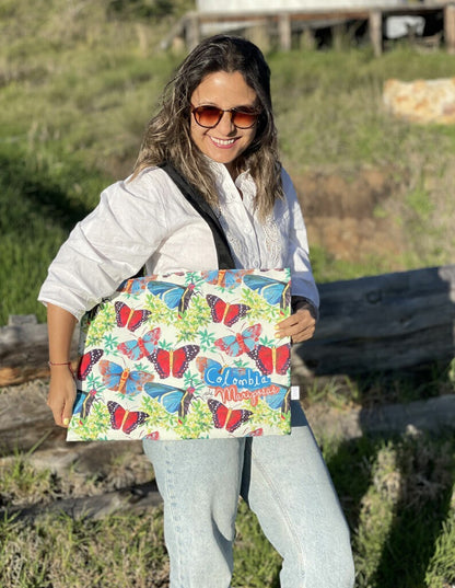 Bolso playa,inspirado en las mariposas tropicales de Colombia, colección biodiversidad Ailé, Colombian butterfly gift, Morpho butterfly Colombia souvenir,  tote bag viaje Colombia souvenir, tote bag tela reciclada Colombia, Colombian illustrated tote bag, bolso de tela colombiano original, tote bag ecológica con ilustración de fauna colombiana, regalo ecológico bolso Colombia, tote bag regalo colombiana original, souvenir colombiano bolso tela.Aile