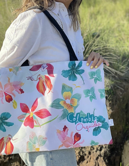 Tote bag impermeable, con diseño de orquídeas de Colombia - Flor emblemática en tonos rosas y verdes, bolso playa Colombia diseño, tote bag impermeable Colombia, regalo corporativo tote bag colombiana, bolso diario con diseño colombiano, tote bag trabajo Colombia ilustrada, tote bag ecológica Colombia, tote bag impermeable ilustrada Colombia Ailé, detalle empresarial bolso Colombia ecológico, comprar tote bag colombiana ecológica ilustrada, bolso compras ecológico Colombia.Aile