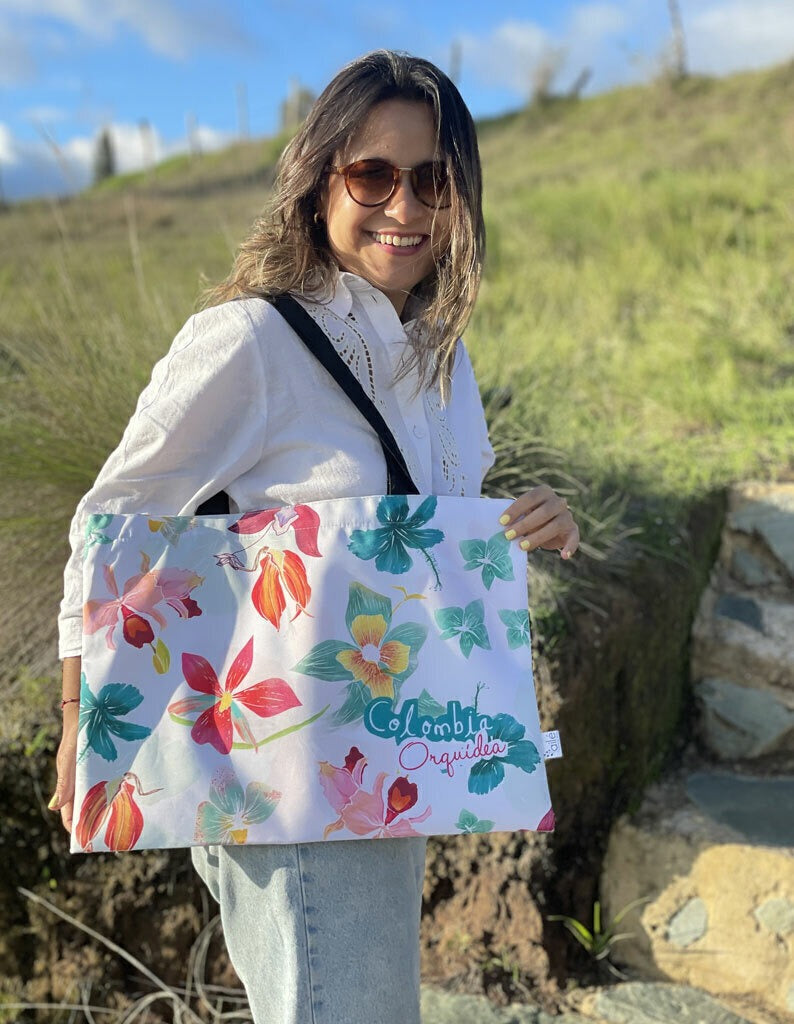 Tote bag souvenir, con orquídeas colombianas — flor nacional de Colombia — Cattleya trianae, tote bag souvenir Colombia tela reciclada impermeable, tote bag viaje Colombia souvenir, tote bag tela reciclada Colombia, Colombian illustrated tote bag, bolso de tela colombiano original, tote bag ecológica con ilustración de fauna colombiana, regalo ecológico bolso Colombia, tote bag regalo colombiana original, souvenir colombiano bolso tela.Aile