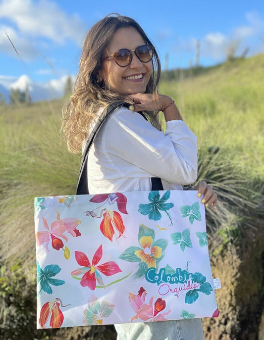 Tote bag regalo,  con orquídeas colombianas  — Flores  — flor de mayo - flora y fauna con diseño de Colombia, tote bag colombiana ilustrada, bolso tote tela reciclada con diseño colombiano original, regalo Día de la Madre tote bag Colombia, tote bag regalo navideño colombiano, bolso mercado colombiano ilustrado, Colombia design tote bag gift, bolso ecológico Amor y Amistad Colombia, bolso playa Colombia diseño.Aile