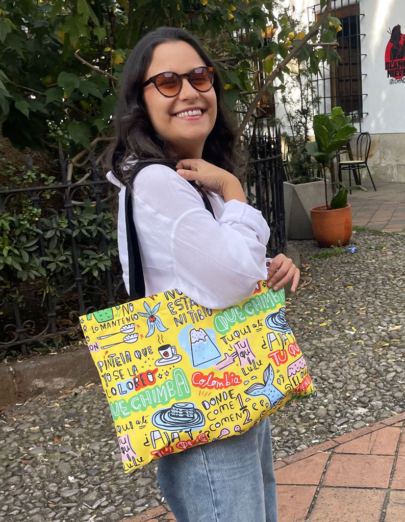 Tote bag frases colombianas, bolso colombianismos, tote bag "qué chimba", souvenir con jerga colombiana, bolsa amarilla lettering Colombia, expresiones típicas colombianas, dichos colombianos souvenir, regalo gracioso Colombia, sombrero vueltiao ilustrado, tote bag lettering colombiano, diseño tipográfico Colombia bolso.Ailé.