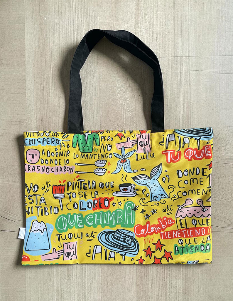 tote bag colombianismos diseño original,bolso dichos populares Colombia, tote bag frases colombianas , souvenir bolsa amarilla lettering colombiano, dichos colombianos ilustrados, jerga colombiana ,bolso"qué chimba" souvenir, expresiones típicas Colombia bolsa, comprar tote bag colombianismos online, souvenir gracioso colombiano tienda, regalo humor colombiano, Aié.
